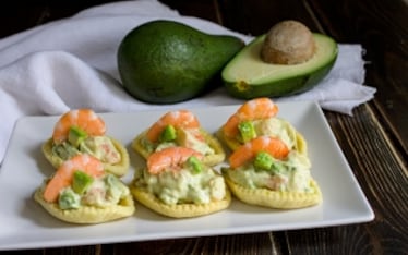 Barchette alla mousse di gamberetti e avocado