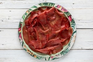 Preparazione Bresaola con scaglie di grana, ﬁnocchi e mela verde - Fase 1