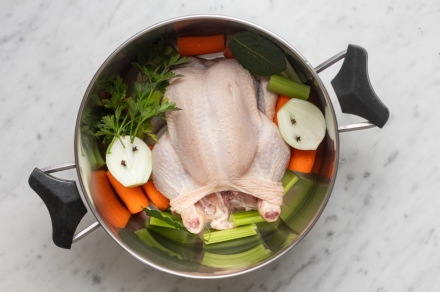 Preparazione Brodo di pollo - Fase 1 Preparazione Brodo di pollo - Fase 1
