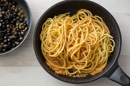 Preparazione Bucatini con il pangrattato - Fase 2 Preparazione Bucatini con il pangrattato - Fase 2