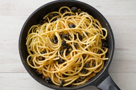 Preparazione Bucatini con il pangrattato - Fase 2 Preparazione Bucatini con il pangrattato - Fase 2