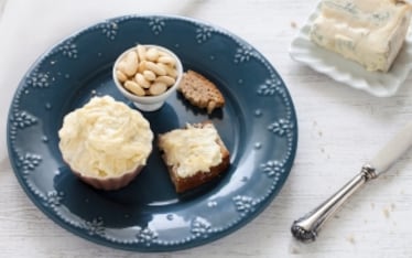 Burro composto al formaggio e mandorle