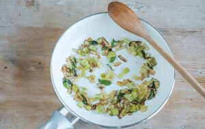 Preparazione Canederli di zucca, porro e salvia - Fase 2