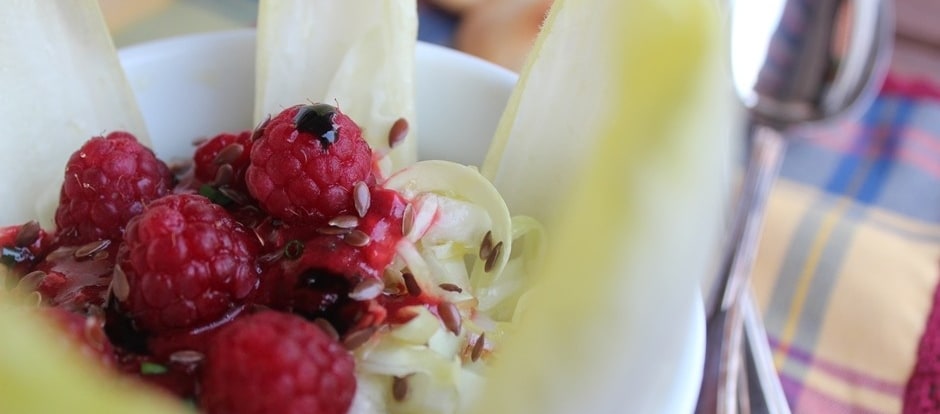 Insalata belga, cappuccio e lamponi ricetta