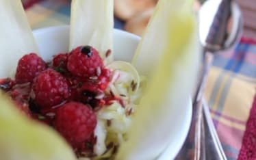 Insalata belga, cappuccio e lamponi