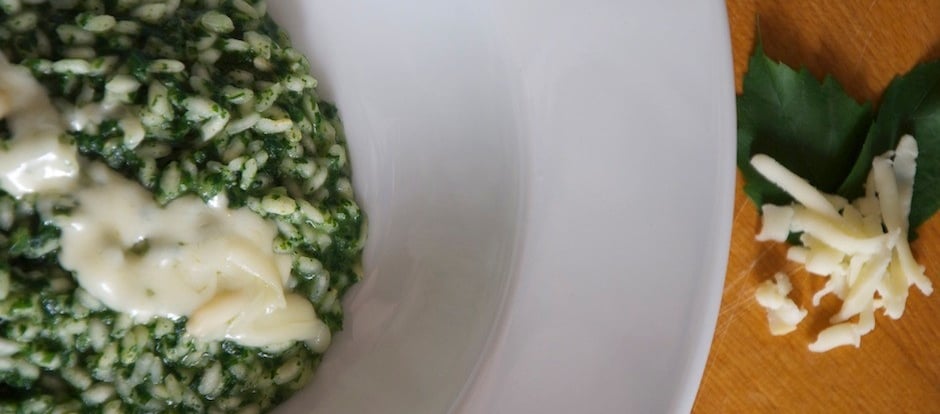 Risotto alle ortiche e ricotta affumicata di bufala ricetta