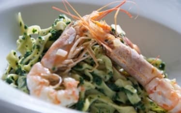 Tagliatelle con ortiche e gamberi