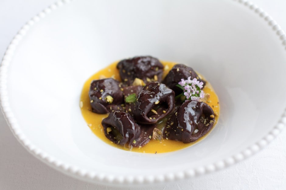 Tortelloni al cacao, pistacchi e ricotta con salsa al mango ricetta