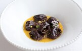 Tortelloni al cacao, pistacchi e ricotta con salsa al mango