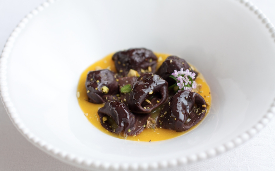 Tortelloni al cacao, pistacchi e ricotta con salsa al mango Tortelloni al cacao, pistacchi e ricotta con salsa al mango