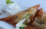 Triangoli croccanti con feta cetrioli e olive