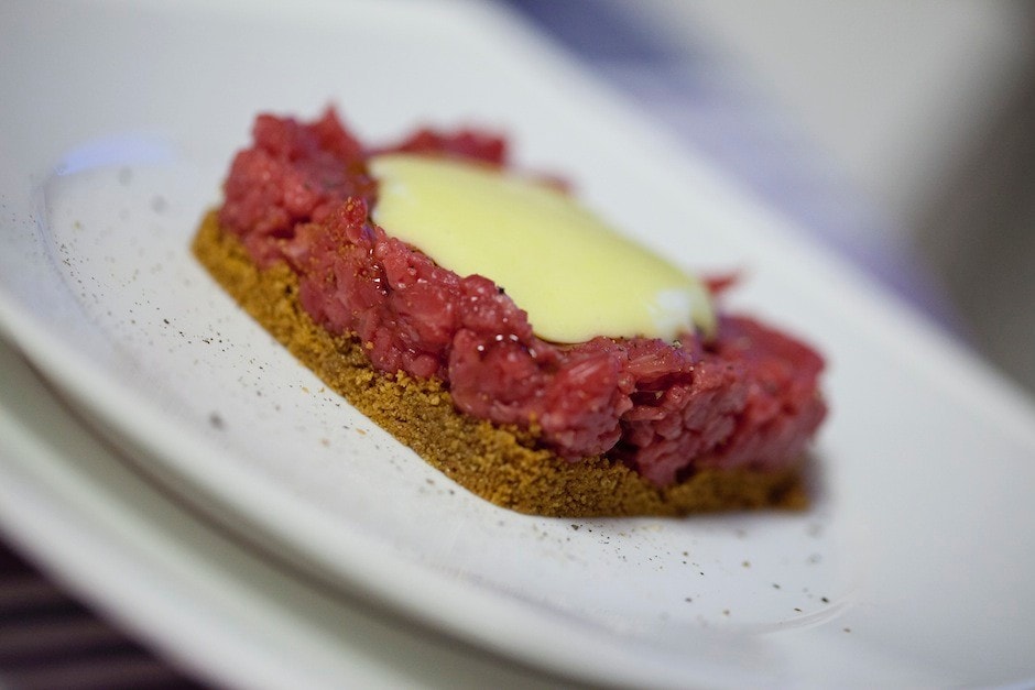 Tartare con sabbia all'aglio e maionese al wasabi ricetta