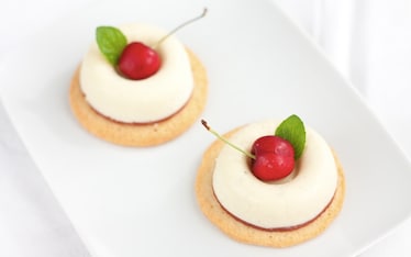 Bavarese al cioccolato bianco, gelée alla ciliegia e sablé al cocco