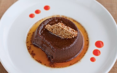 Budino al cioccolato, salsa al peperone rosso e vaniglia