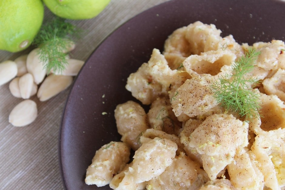 Gnocchi di farro con pesto in bianco ricetta