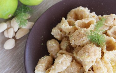 Gnocchi di farro con pesto in bianco