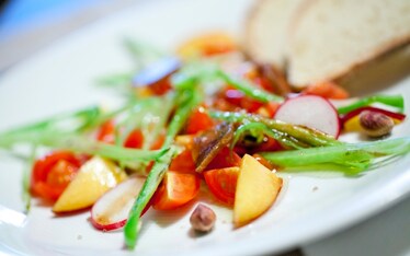 Insalatina di pesche, verdure crude e poco cotte