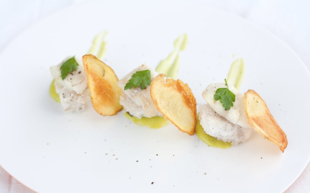 Ricetta Merluzzo Su Piastra Di Sale Chips Di Patate E Maionese Al Prezzemolo Cucchiaio D Argento