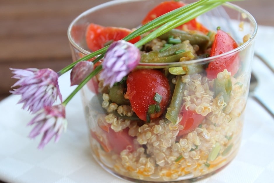 Quinoa, datterini e fagiolini con fiori di cipollina ricetta