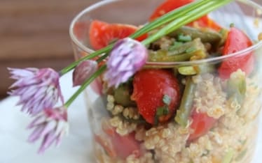 Quinoa, datterini e fagiolini con fiori di cipollina