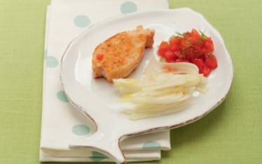 Hamburger di salmone con pomodori e finocchi