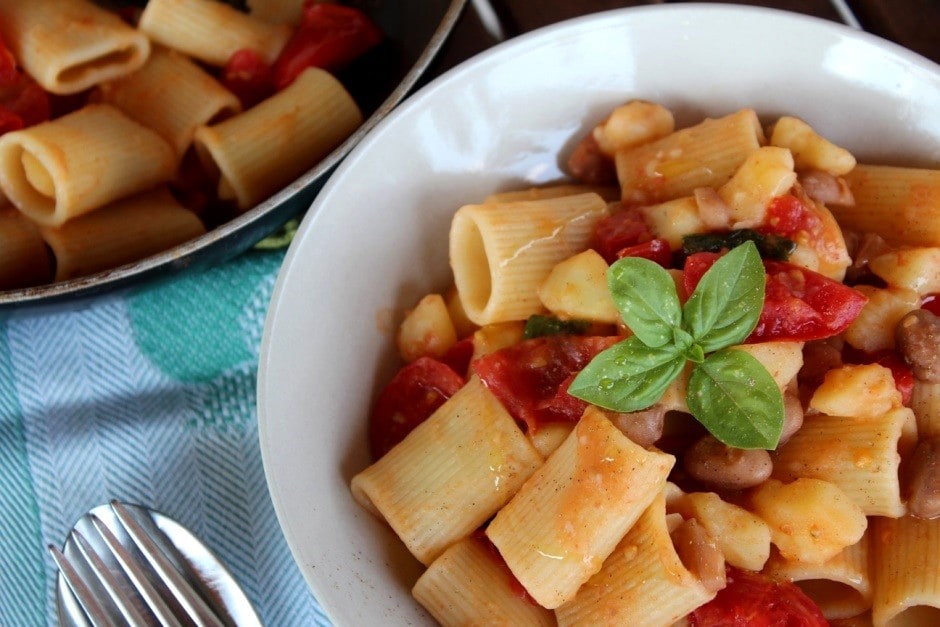 Mezze maniche patate fagioli e pomodori al basilico ricetta