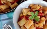 Mezze maniche patate fagioli e pomodori al basilico