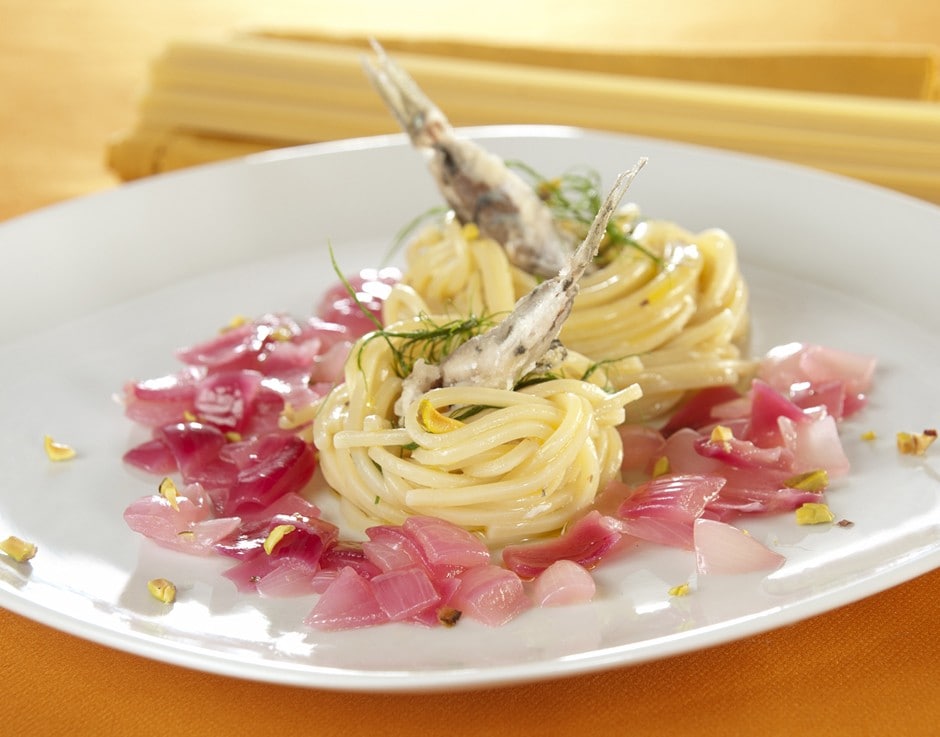 Nidi di spaghetti alla chitarra con alici e Tropea ricetta