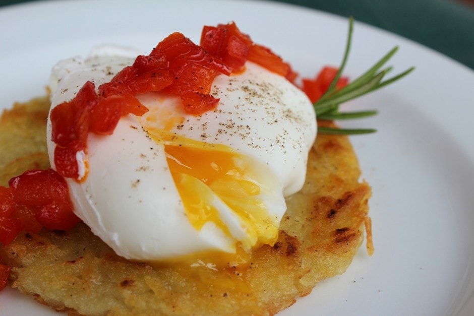 Rosti di patate con uovo poché e peperoni ricetta