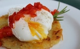 Rosti di patate con uovo poché e peperoni