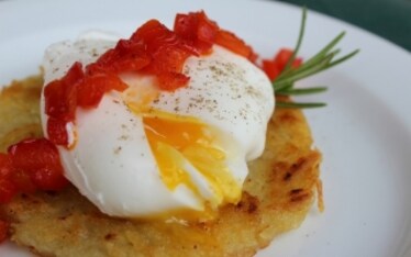 Rosti di patate con uovo poché e peperoni