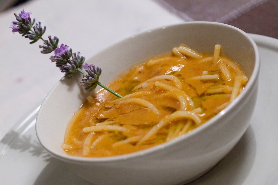 Spaghetti spezzati, zuppa di fagioli e lavanda ricetta
