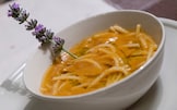 Spaghetti spezzati, zuppa di fagioli e lavanda