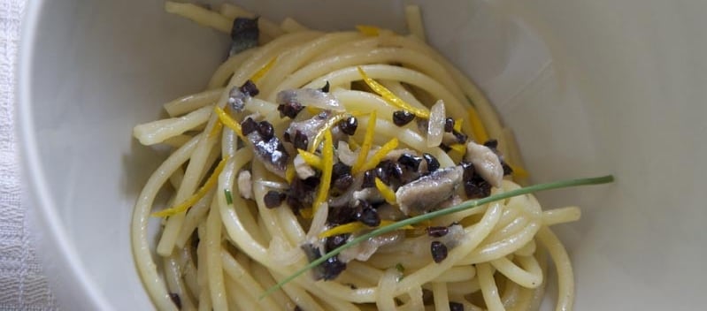 Spaghetto con sarde marinate e cacao ricetta