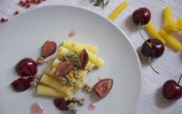 Tubi al mais con ragù d'oca e ciliegie