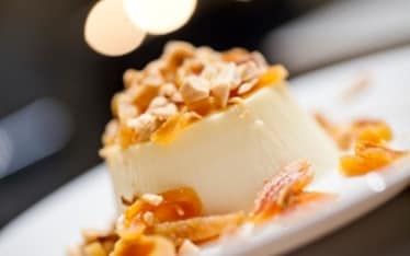 Bavarese alle albicocche e nocciole