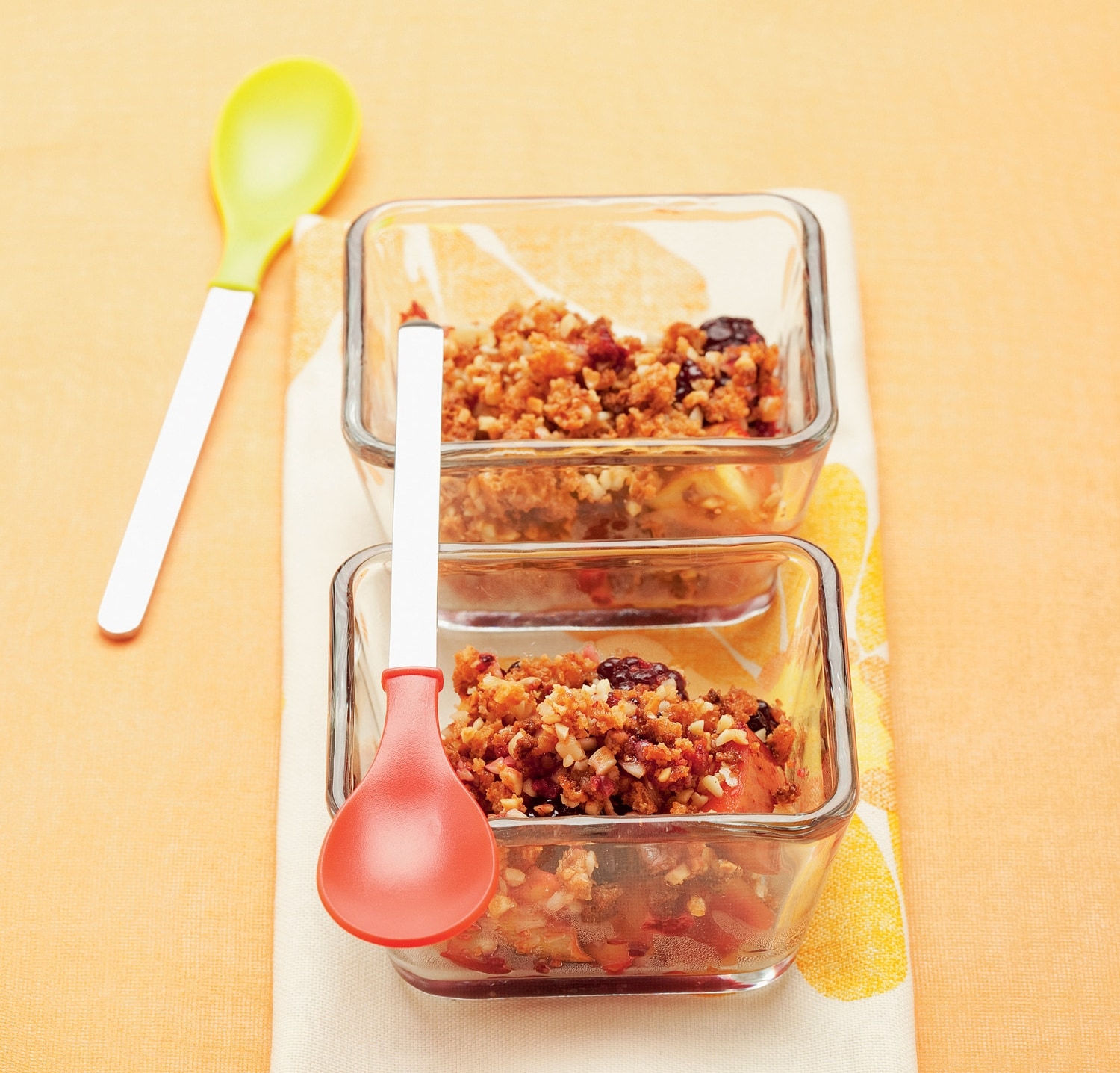 Crumble di mele, more e pesche agli amaretti ricetta