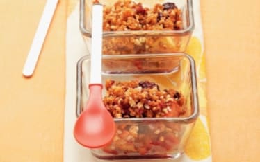 Crumble di mele, more e pesche agli amaretti