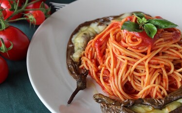 Pasta alla chitarra pomodoro e melanzane