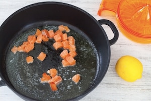 Preparazione Penne al salmone e panna - Fase 1