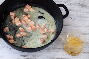 Preparazione Penne al salmone e panna - Fase 2