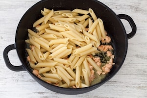 Preparazione Penne al salmone e panna - Fase 2