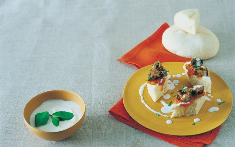 Tartine d'agnello alla menta e yogurt ricetta