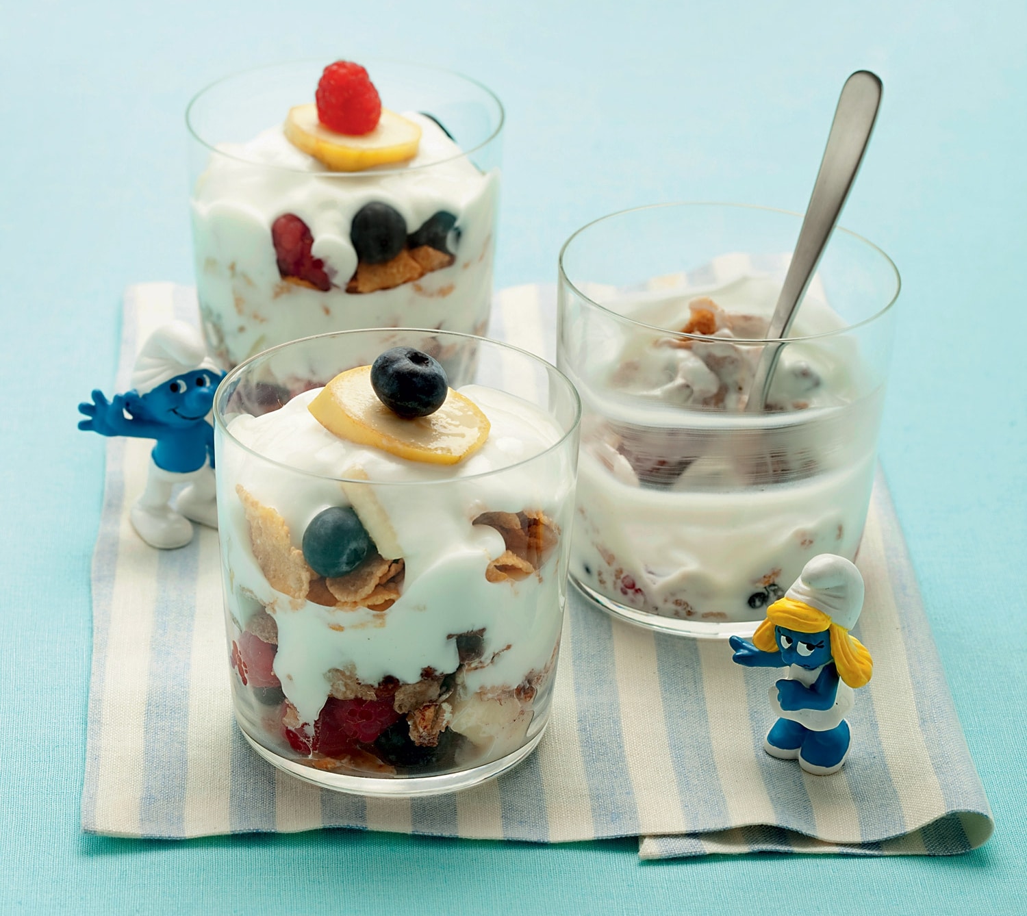 Yogurt con frutta, cereali e miele ricetta