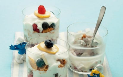 Yogurt con frutta, cereali e miele