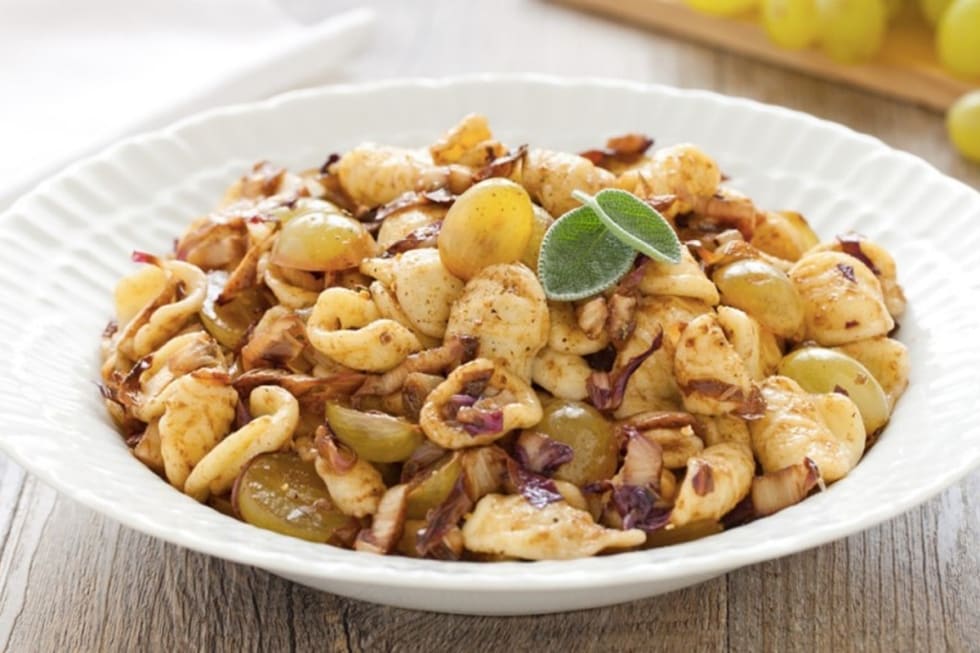 Orecchiette con radicchio, uva e aceto balsamico ricetta