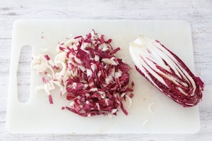Preparazione Orecchiette con radicchio, uva e aceto balsamico - Fase 1