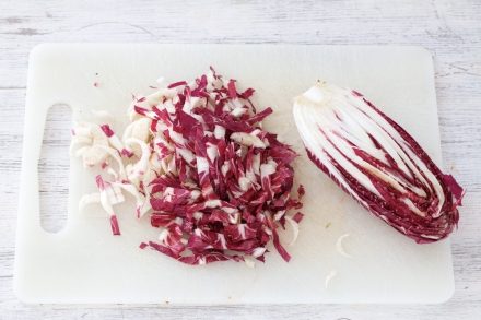 Preparazione Orecchiette con radicchio, uva e aceto balsamico - Fase 1 Preparazione Orecchiette con radicchio, uva e aceto balsamico - Fase 1