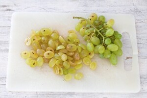 Preparazione Orecchiette con radicchio, uva e aceto balsamico - Fase 1