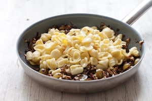 Preparazione Orecchiette con radicchio, uva e aceto balsamico - Fase 3